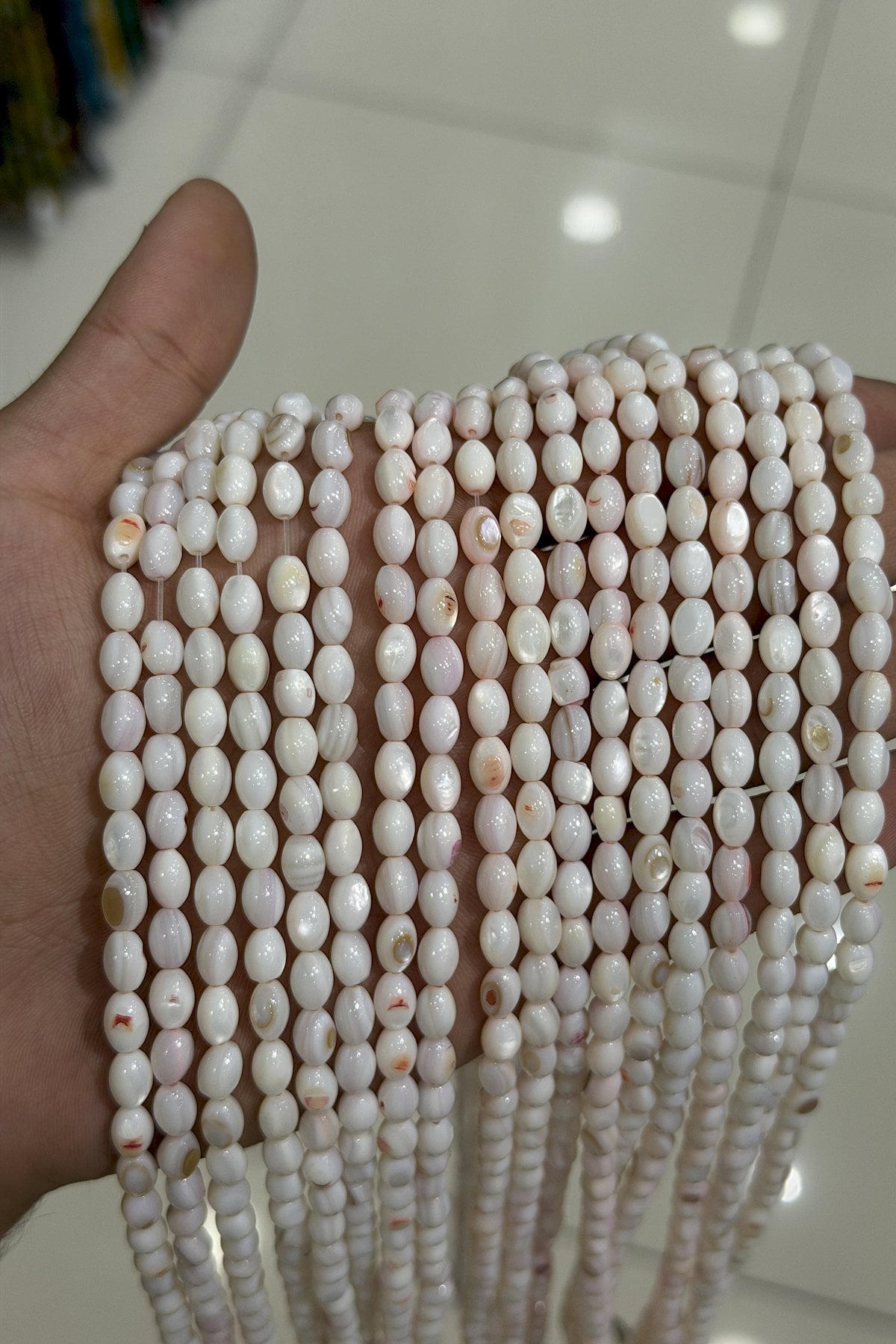 Sedef Doğal Taş Beyaz Açık Pembe Arpa Kesim 6x8mm Dizi [AB+]