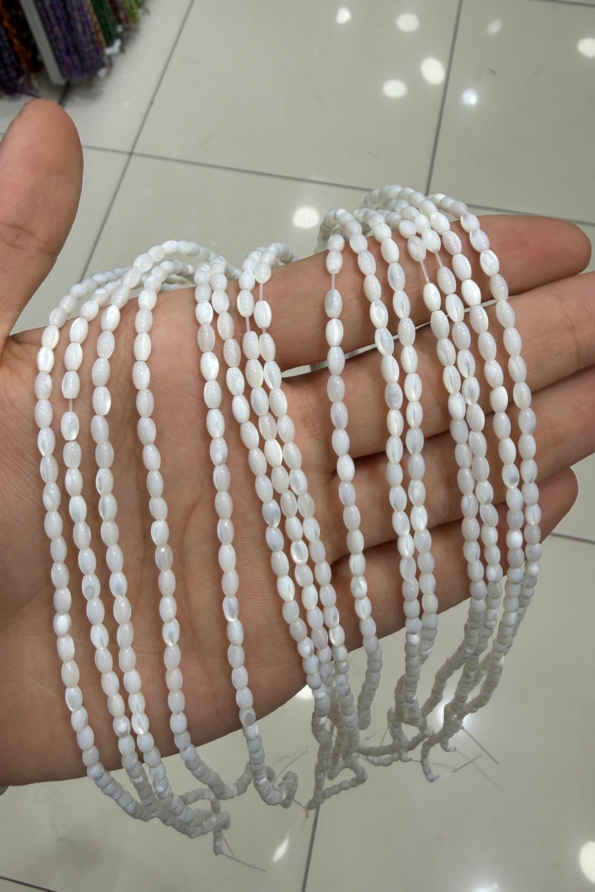 Sedef Taşı Arpa Kesim Parlak Beyaz 3x5mm Doğal Taş Dizi [AA]