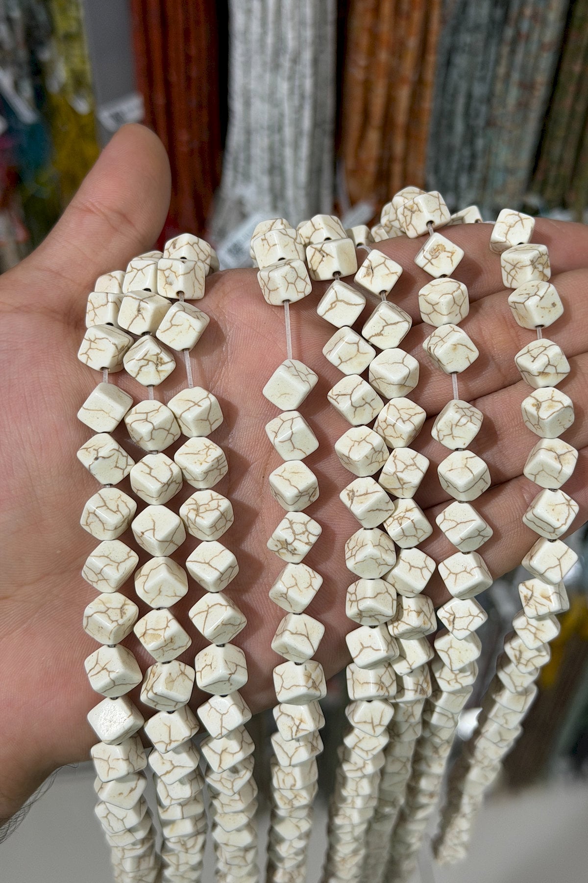 Sıkma Turkuaz Küp Kesim Beyaz 8x8mm Doğal Taş Dizi