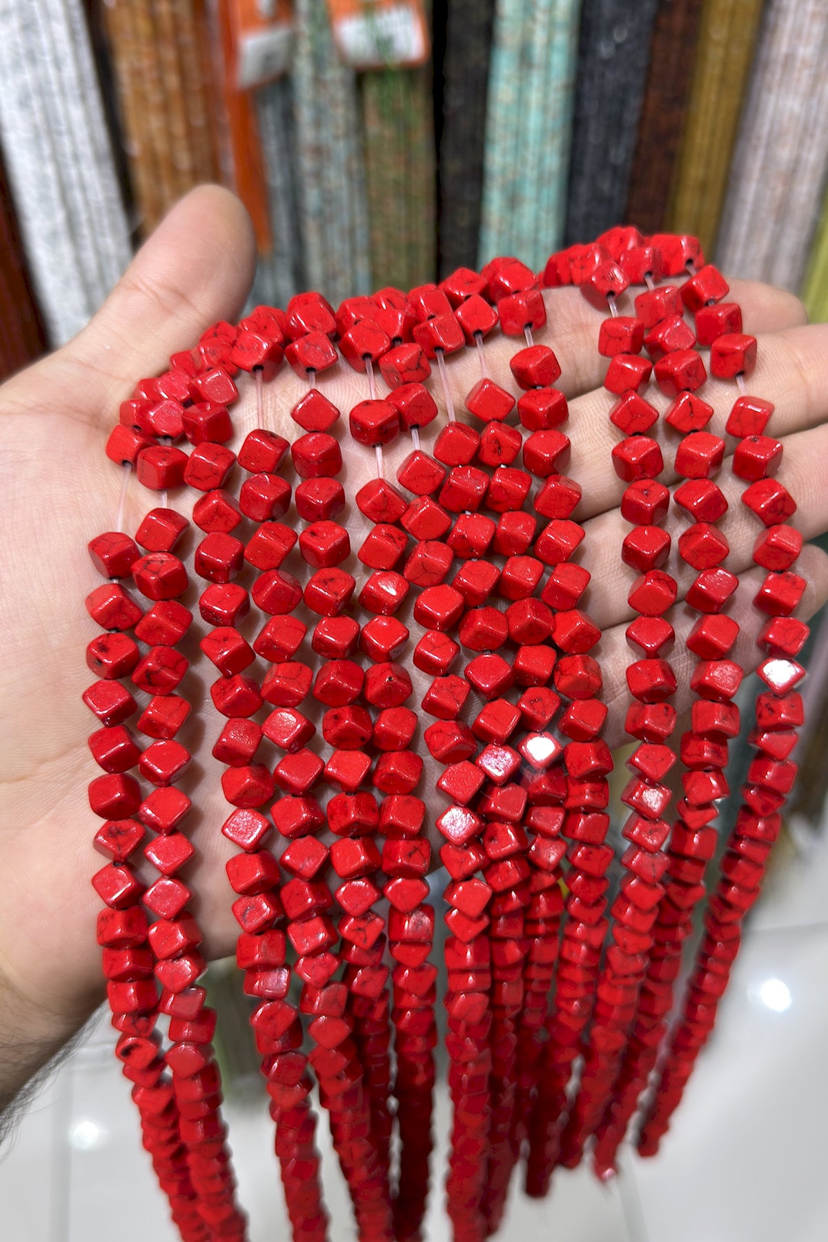 Sıkma Turkuaz Küp Kesim Kırmızı 6x6mm Doğal Taş Dizi