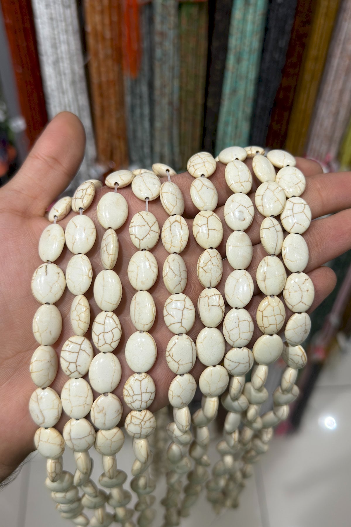 Sıkma Turkuaz Oval Kesim Beyaz 12x17mm Doğal Taş Dizi