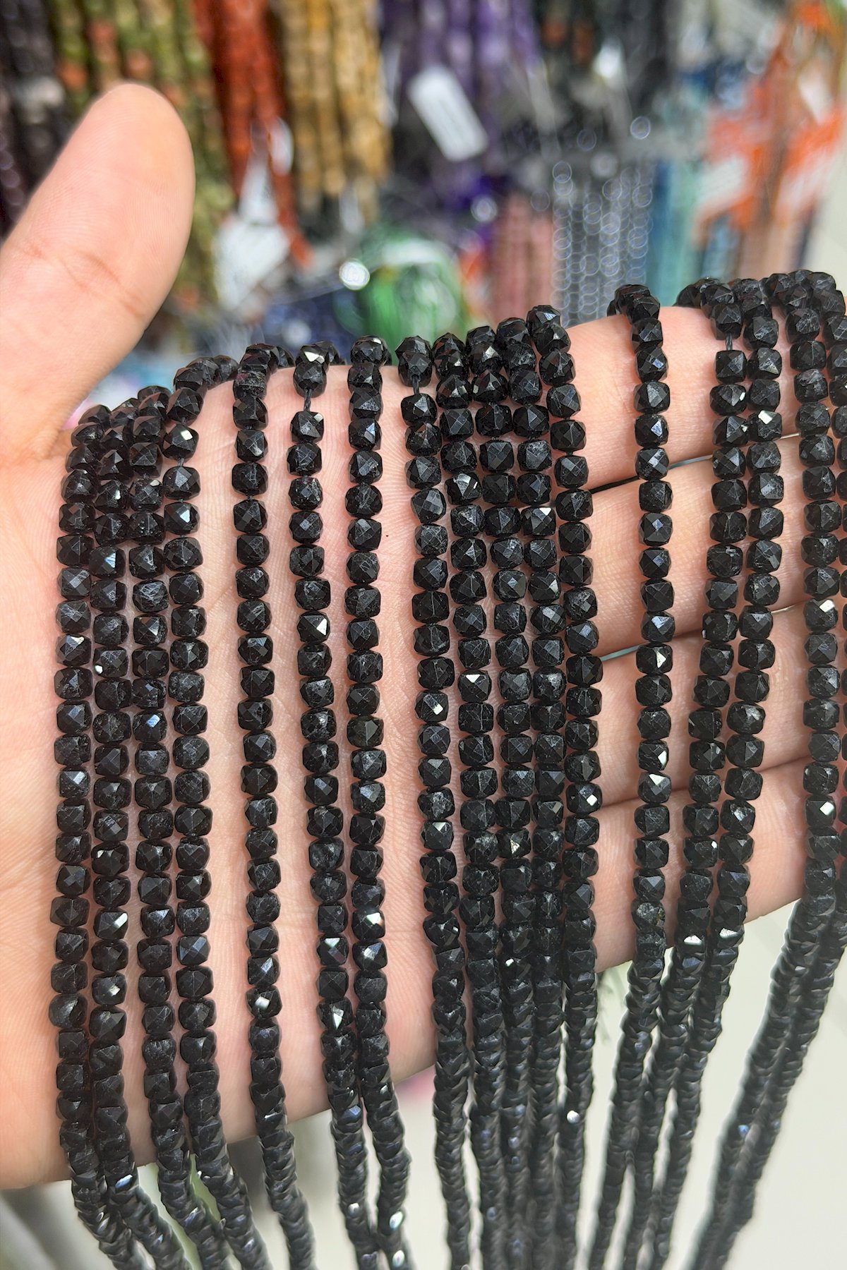 Siyah Turmalin Taşı Faset Küp Kesim Siyah 4x4mm Doğal Taş Dizi