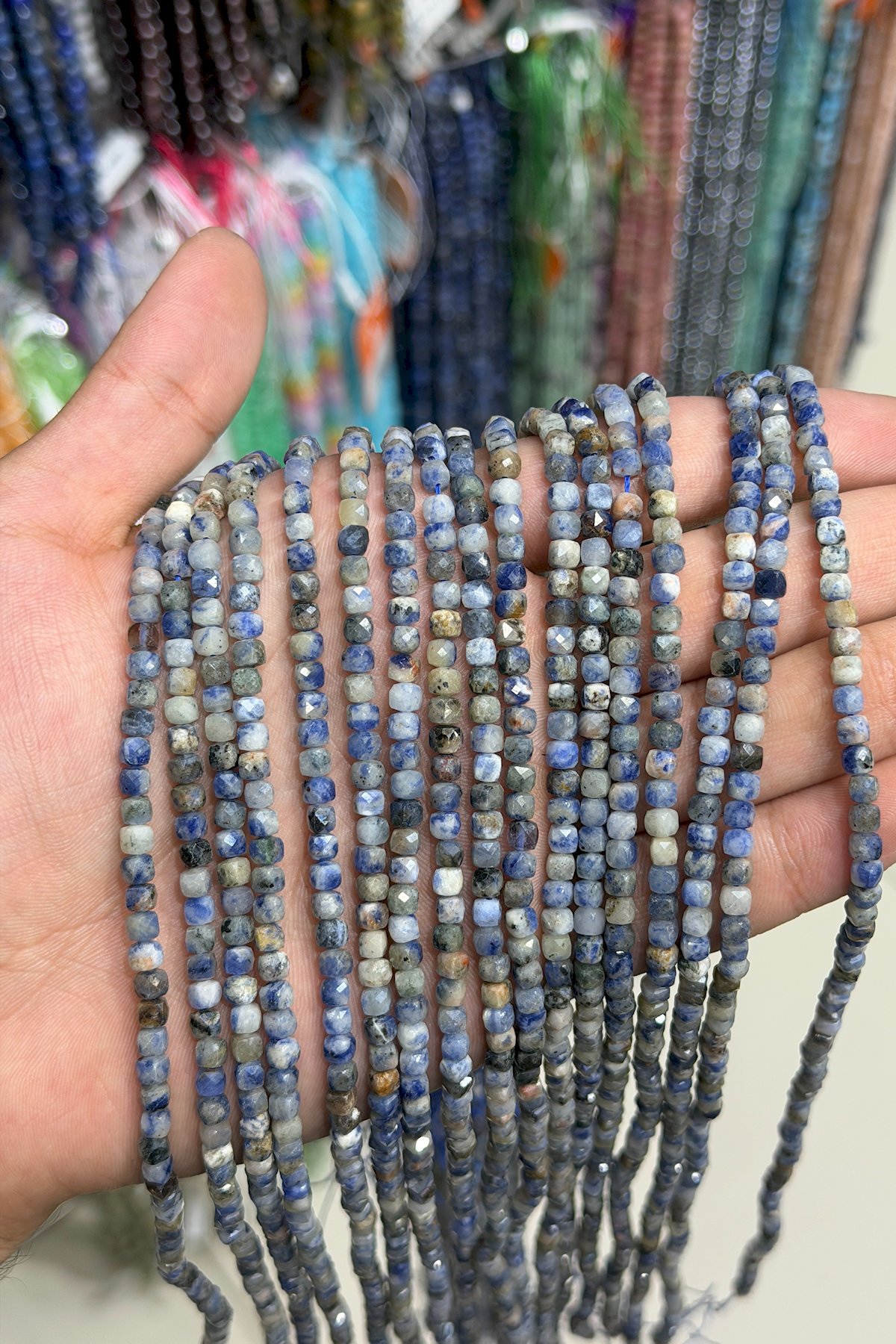 Sodalit Taşı Faset Küp Kesim 4x4mm Doğal Taş Dizi