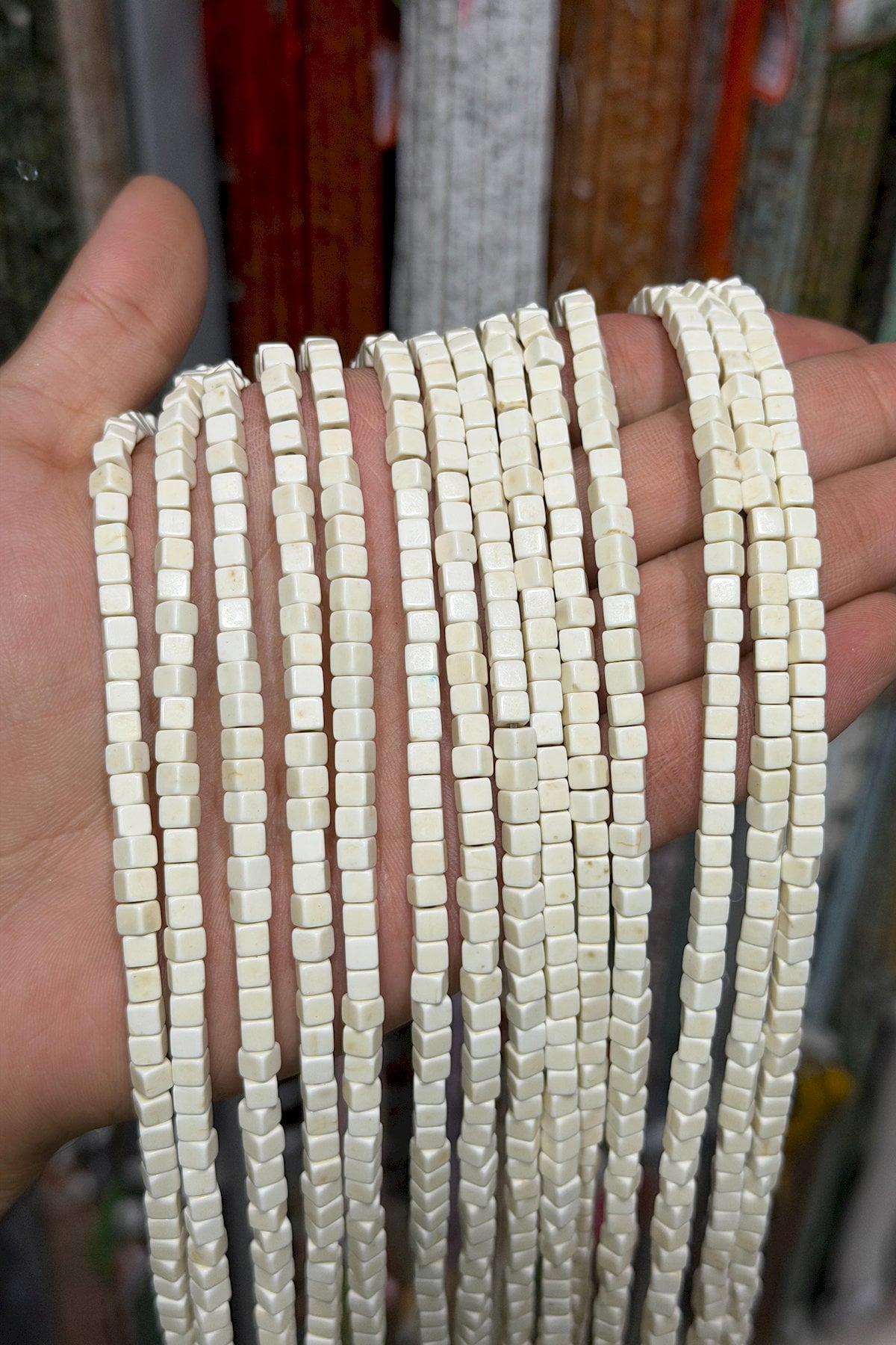 Turkuaz Taşı Küp Kesim Parlak Beyaz 4x4mm Doğal Taş Dizi [B+]