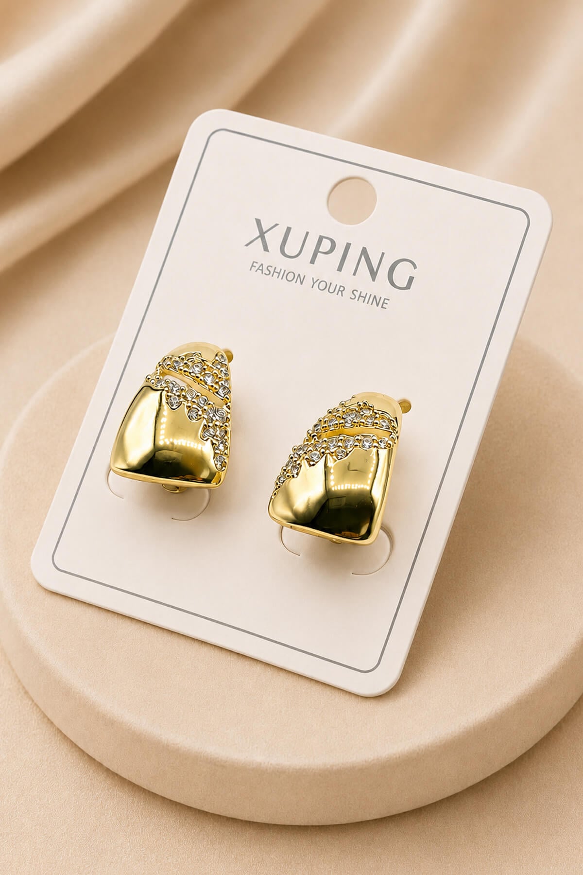 Xuping Kalkan Formlu Taşlı Altın Renk Küpe