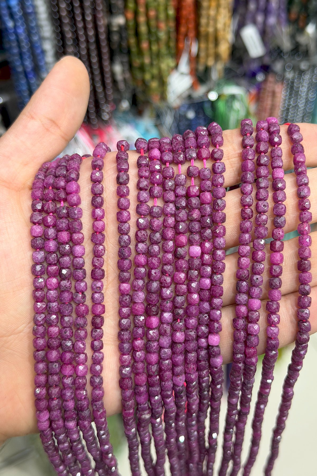 Yakut Taşı Faset Küp Kesim 4x4mm Doğal Taş Dizi
