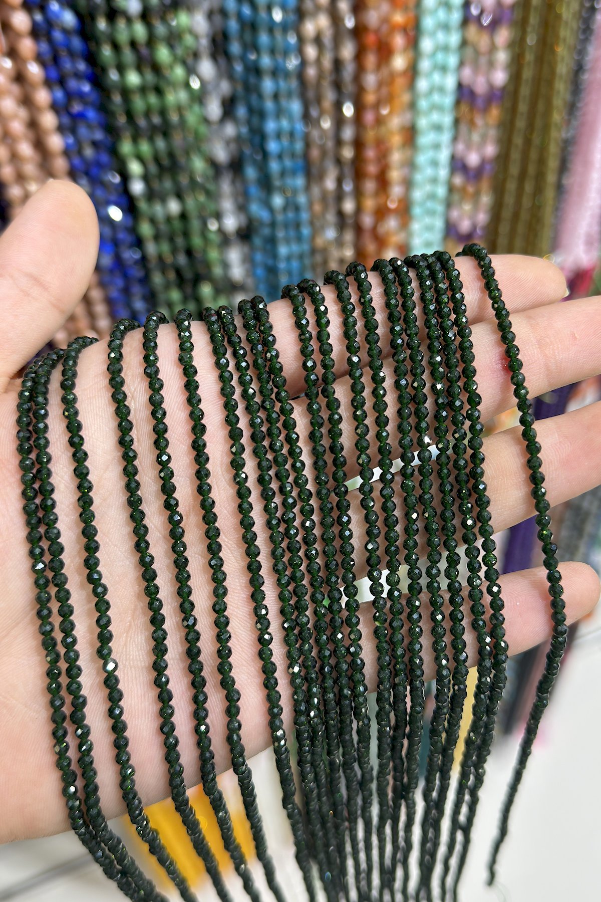 Yıldız Taşı Küre Küre Kristal Kesim Parlak Yeşil 3mm Doğal Taş Dizi