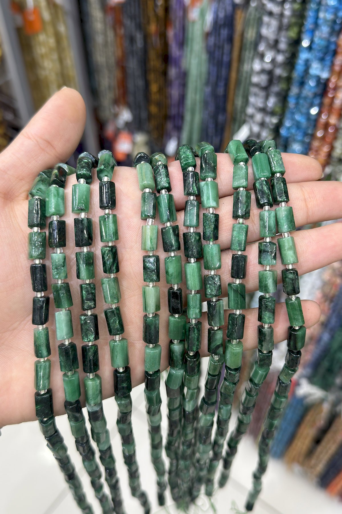 Zümrüt Taşı Silindir Kesim 7x12mm Doğal Taş Dizi