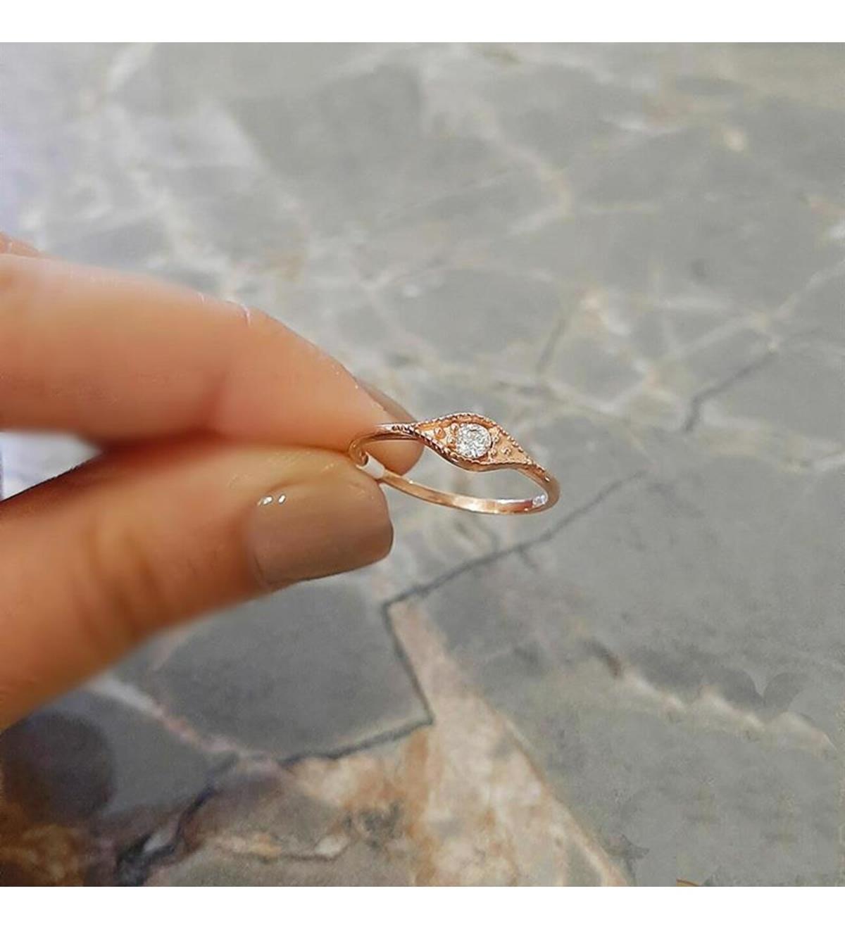 Minimal Gümüş Tek Taşlı Yüzük