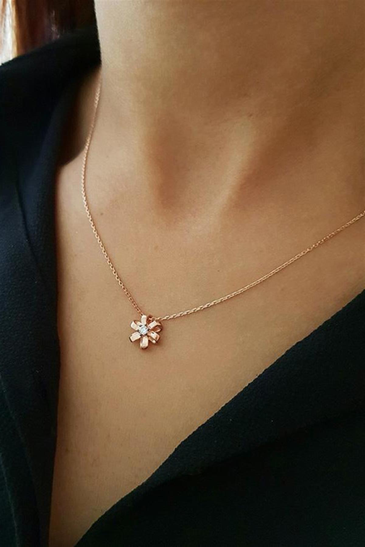 Zirkon Taşlı Gümüş Çiçek Kolye