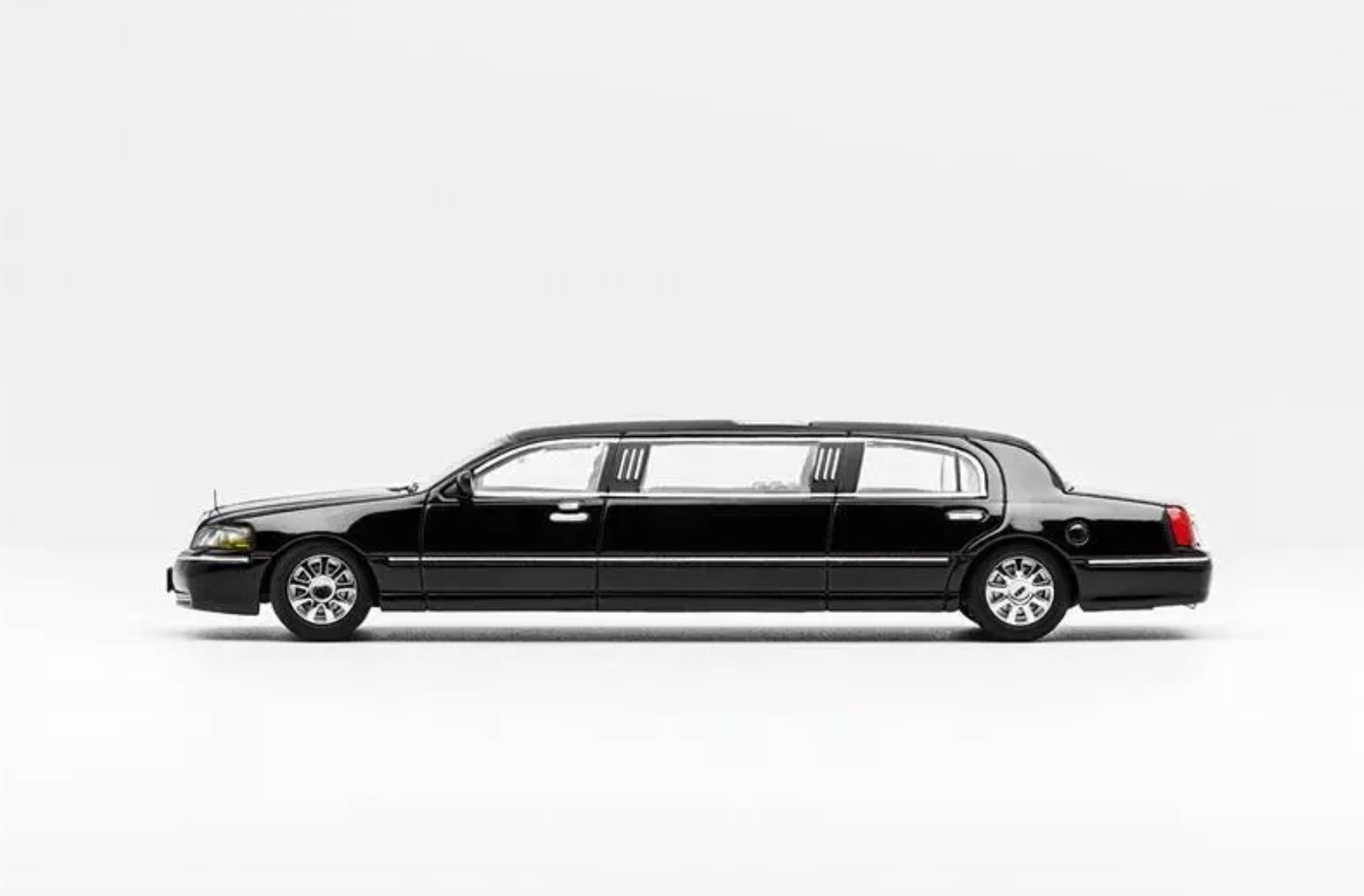 GCD 2003 Town Car Limousine black