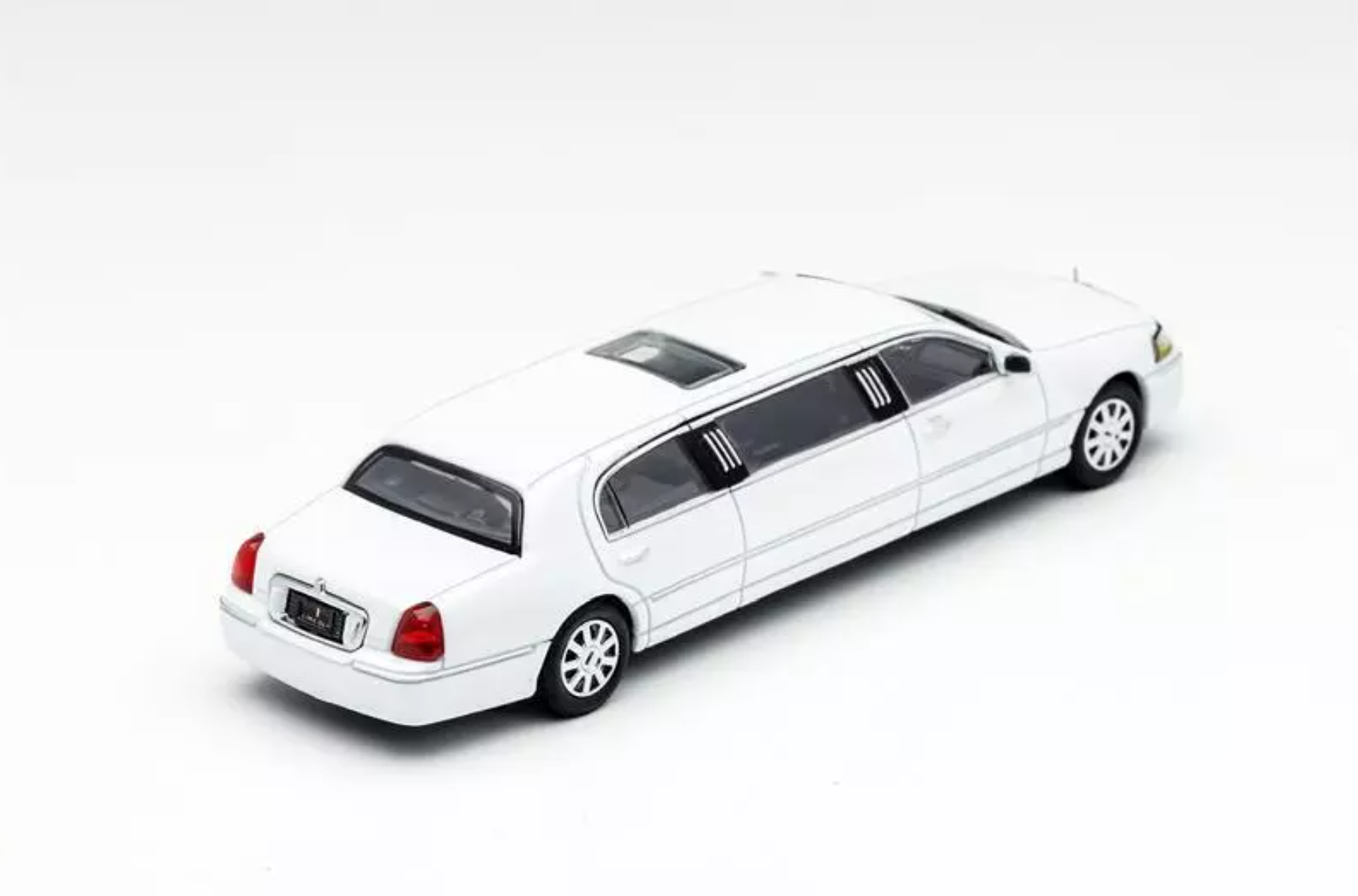 GCD 2003 Town Car Limousine white