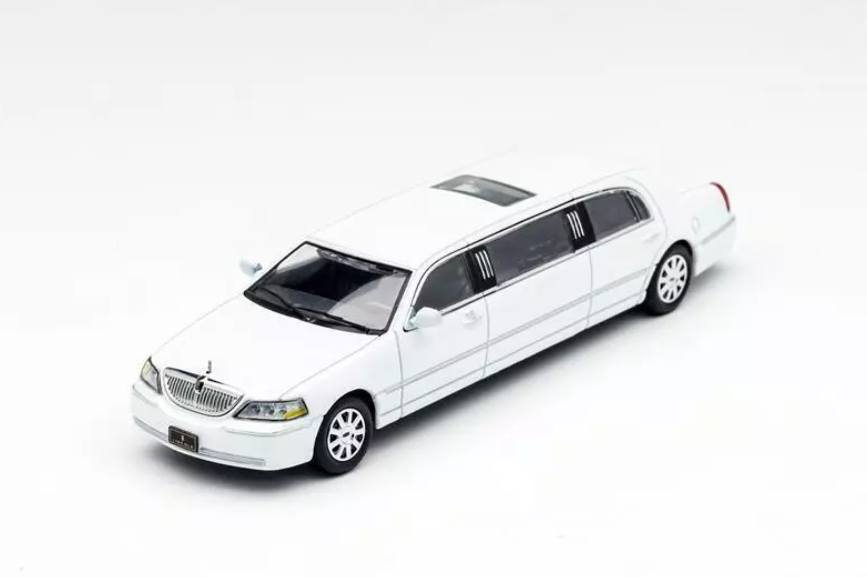 GCD 2003 Town Car Limousine white