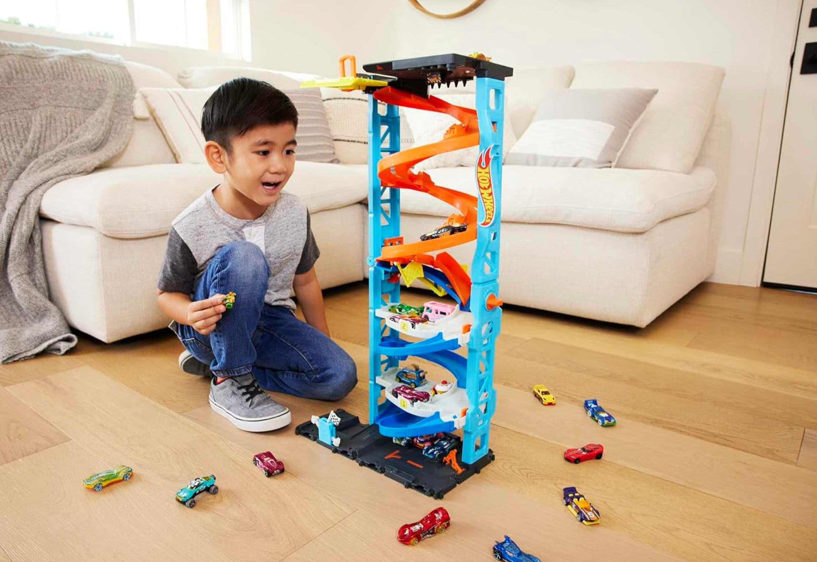 Hot Wheels Ultimate Transforming Race Tower Hkx43
