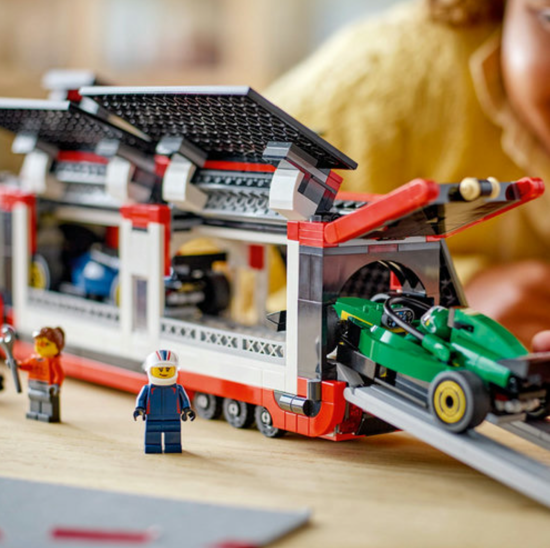 LEGO® RB20 ve AMR24 F1 Arabalı F1 Kamyonu 60445