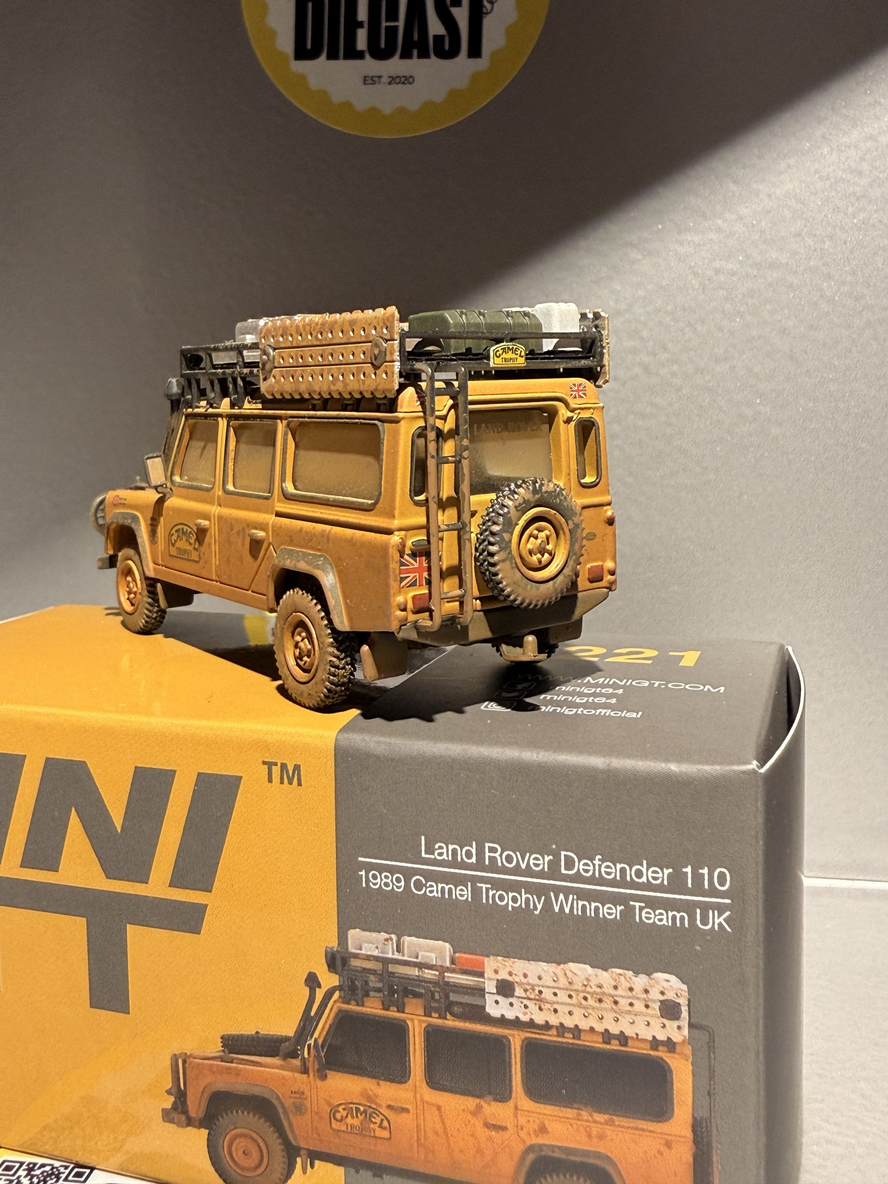 Outlet Mini GT Land Rover Defender 110 Camel Dust #221