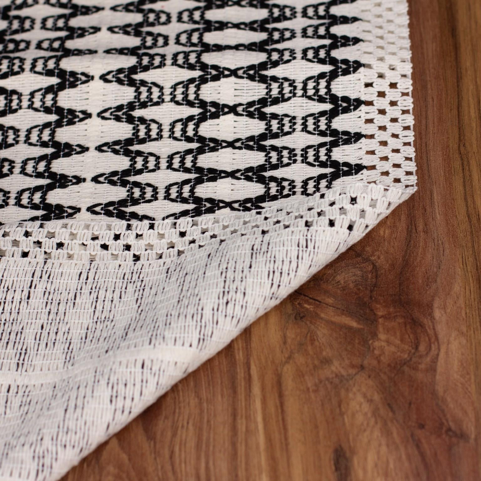 Lucia Örme Runner Pamuklu Dantel Püsküllü Runner 35x145 Cm Masa Örtüsü Siyah Geçişli Krem RunnerUygun fiyatlı üreticiden toptan masa örtüsü runner setleri 