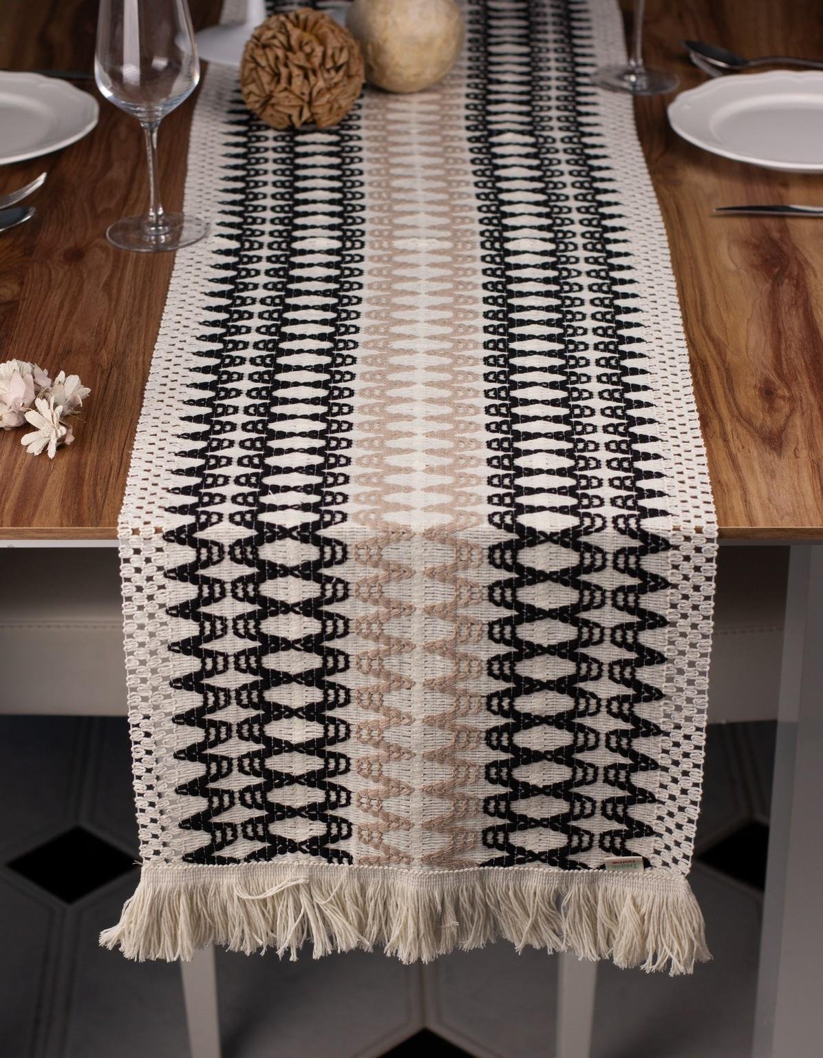 Lucia Örme Runner Pamuklu Dantel Püsküllü Runner 35x145 Cm Masa Örtüsü Kahverengi Geçişli Krem RunnerUygun fiyatlı üreticiden toptan masa örtüsü runner setleri 