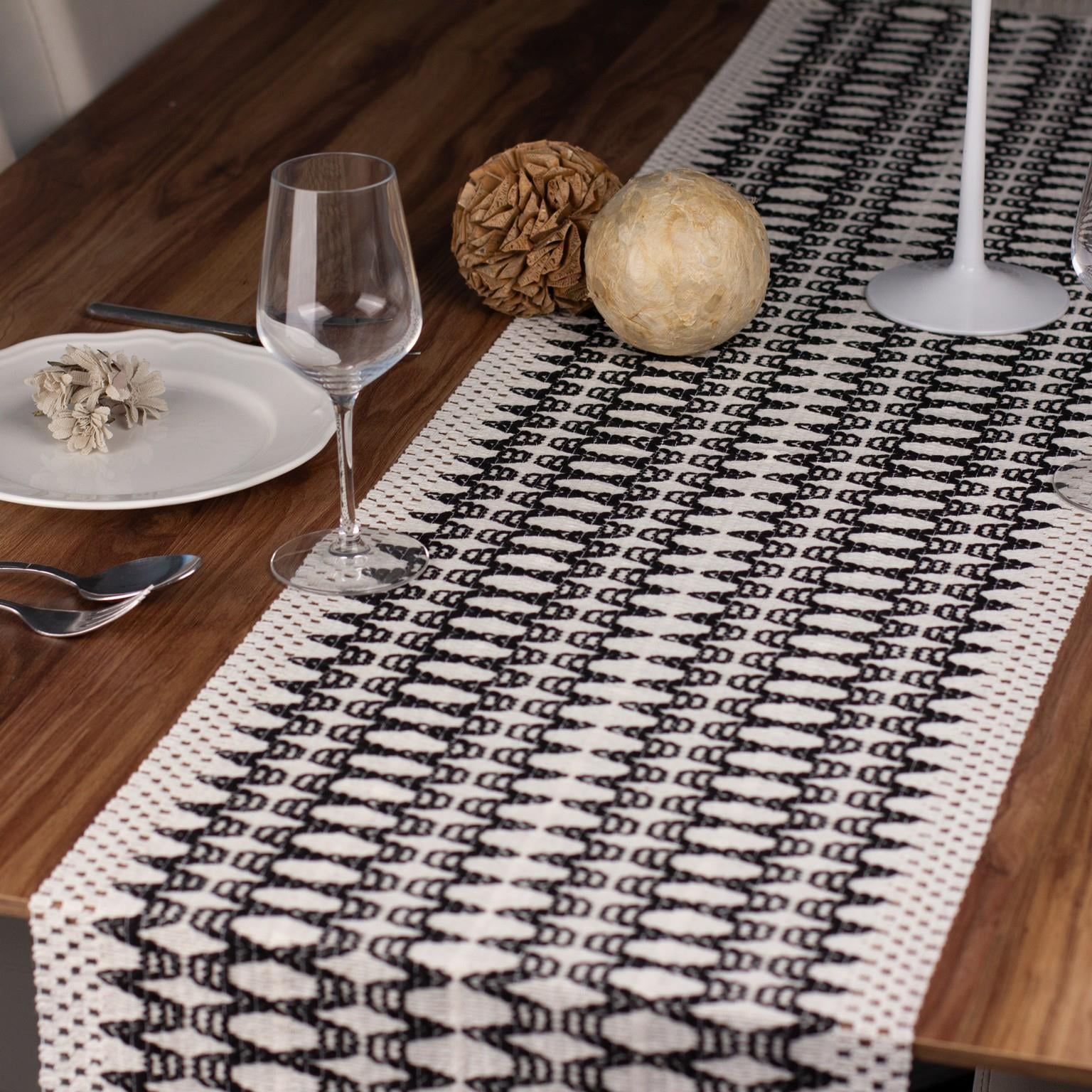 Lucia Örme Runner Pamuklu Dantel Püsküllü Runner 35x145 Cm Masa Örtüsü Siyah Geçişli Krem RunnerUygun fiyatlı üreticiden toptan masa örtüsü runner setleri 