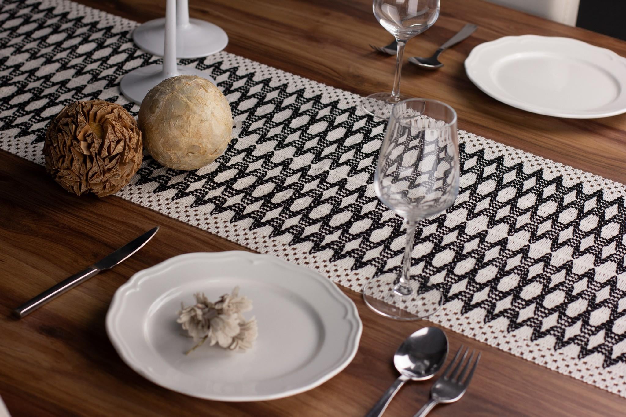 Lucia Örme Runner Pamuklu Dantel Püsküllü Runner 35x145 Cm Masa Örtüsü Siyah Geçişli Krem RunnerUygun fiyatlı üreticiden toptan masa örtüsü runner setleri 