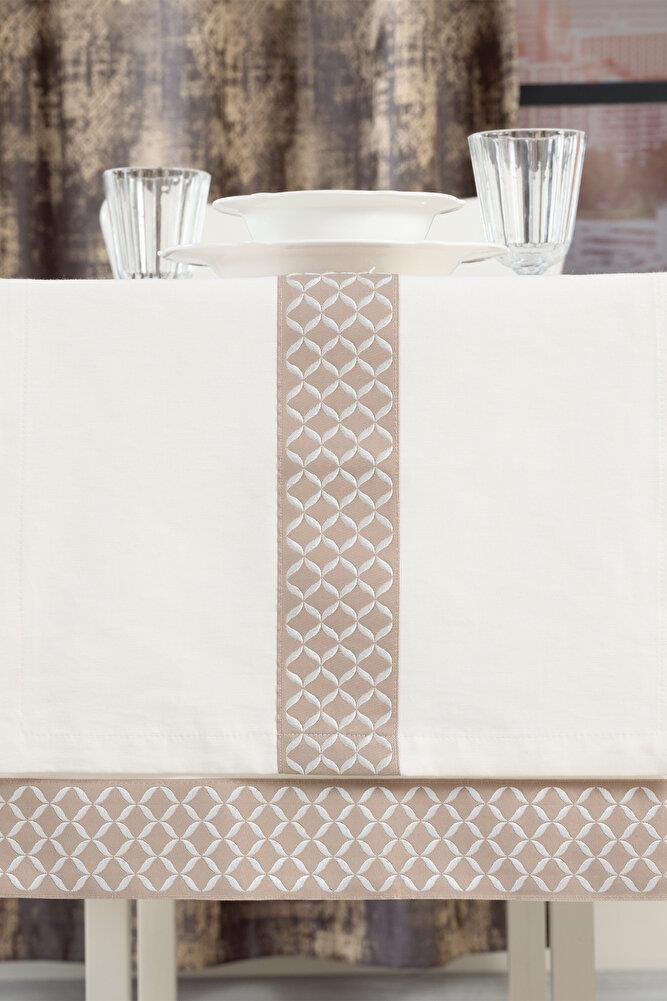 Alba Jakar Çember Desen Runnerlı Set Leke Tutmaz 160x220 Cm Lüks Masa Örtüsü 2 Runnerlı Set BeyazSamimi bir yemek, aile içinde hoş bir akşam masanıza uyacak masa örtüleri ve runner'lar