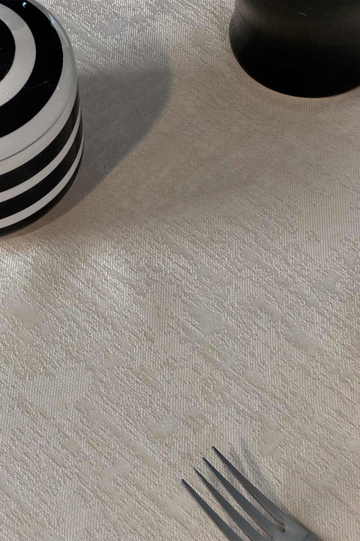 Paries 150x220 cm Dertsiz Leke Tutmaz Şık Masa ÖrtüsüSamimi bir yemek, aile içinde hoş bir akşam masanıza uyacak masa örtüleri ve runner'lar
