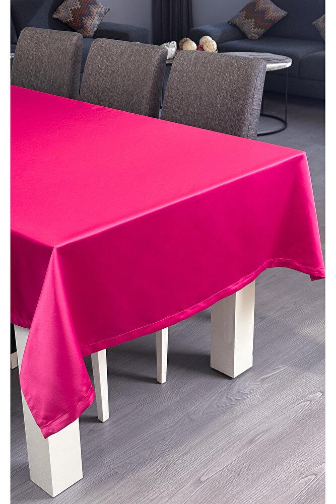 Fuşya Masa Örtüsü Jakar Kumaş 140x180cm Masa ÖrtüsüSamimi bir yemek, aile içinde hoş bir akşam masanıza uyacak masa örtüleri ve runner'lar