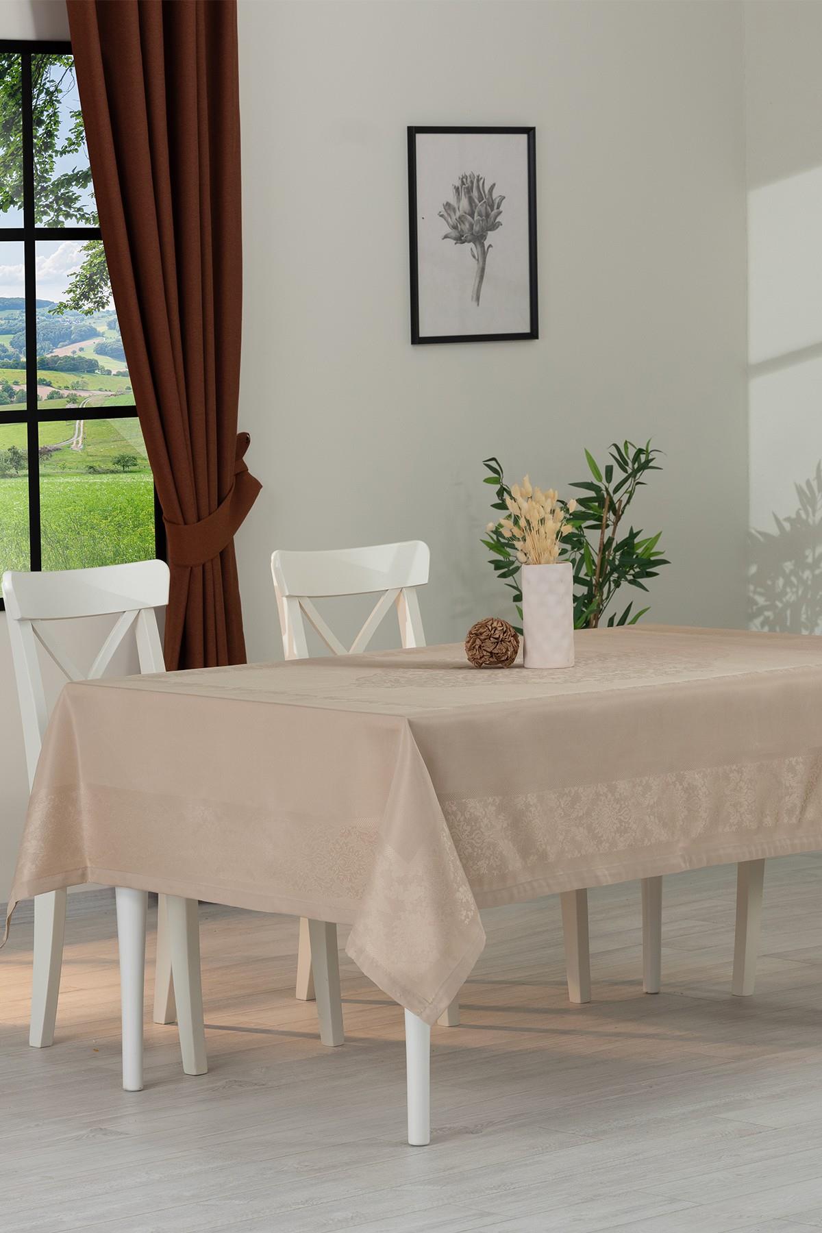 Pano Jumbo Masa Örtüsü Leke Tutmaz Polyester Jakarlı Pano 8 Kişilik Lüks Bej 150 x 220 cm Masa ÖrtüsüSamimi bir yemek, aile içinde hoş bir akşam masanıza uyacak masa örtüleri ve runner'lar
