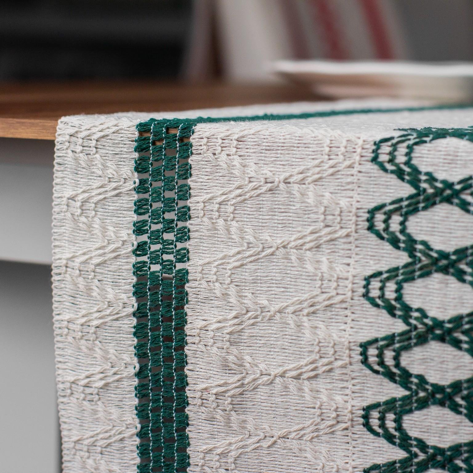 Tapetto Örme Runner Pamuklu Dantel Püsküllü Runner 35x145 Cm Masa Örtüsü Yeşil Krem RunnerSamimi bir yemek, aile içinde hoş bir akşam masanıza uyacak masa örtüleri ve runner'lar