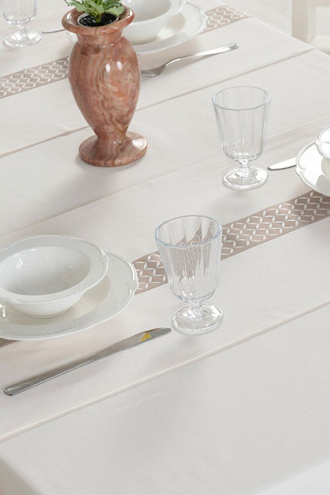 Alba Jakar Çember Desen Runnerlı Set Leke Tutmaz 160x220 Cm Lüks Masa Örtüsü 2 Runnerlı Set BeyazSamimi bir yemek, aile içinde hoş bir akşam masanıza uyacak masa örtüleri ve runner'lar