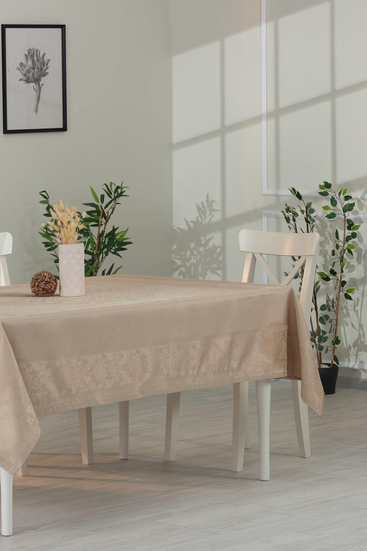 Pano Jumbo Masa Örtüsü Leke Tutmaz Polyester Jakarlı Pano 8 Kişilik Lüks Bej 150 x 220 cm Masa ÖrtüsüSamimi bir yemek, aile içinde hoş bir akşam masanıza uyacak masa örtüleri ve runner'lar