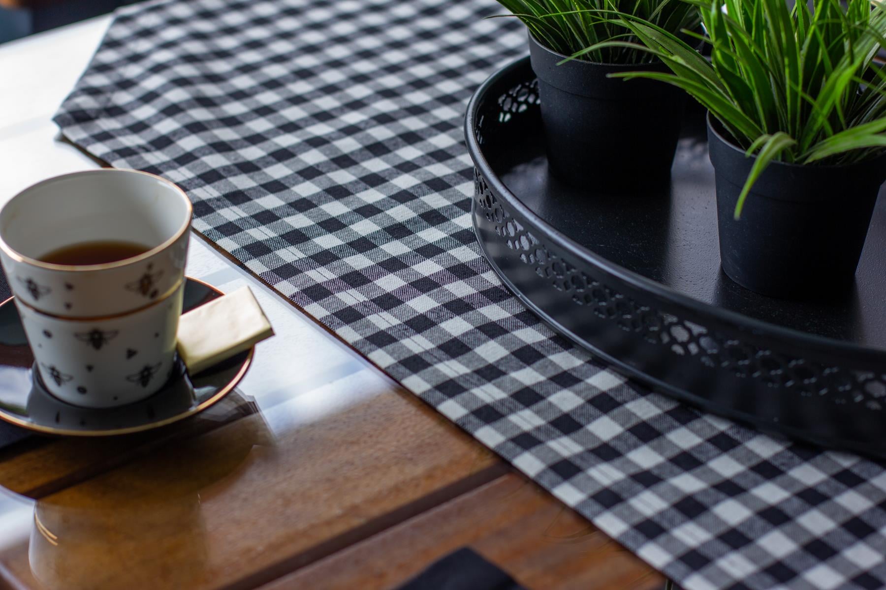 Moena Amerikan Servis Supla Ve Runner Seti 8 Kişilik Set Siyah Ekose Desen Salon ve Masa Sunum TakımıSamimi bir yemek, aile içinde hoş bir akşam masanıza uyacak masa örtüleri ve runner'lar