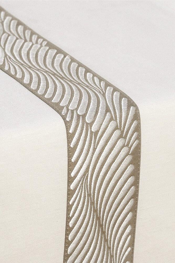 Alba Jakar Damla Desen Leke Tutmaz Jakarlı 160x220 Cm Lüks 8 Kişilik Masa Örtüsü SiyahSamimi bir yemek, aile içinde hoş bir akşam masanıza uyacak masa örtüleri ve runner'lar