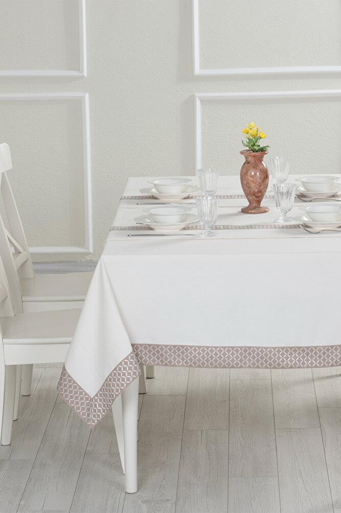 Alba Jakar Çember Desen Runnerlı Set Leke Tutmaz 160x220 Cm Lüks Masa Örtüsü 2 Runnerlı Set BeyazSamimi bir yemek, aile içinde hoş bir akşam masanıza uyacak masa örtüleri ve runner'lar