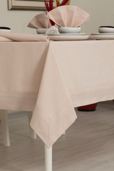 Honey Pamuklu Masa Örtüsü 8 Adet Peçeteli Bordürlü 160x220 Cm BejSamimi bir yemek, aile içinde hoş bir akşam masanıza uyacak masa örtüleri ve runner'lar