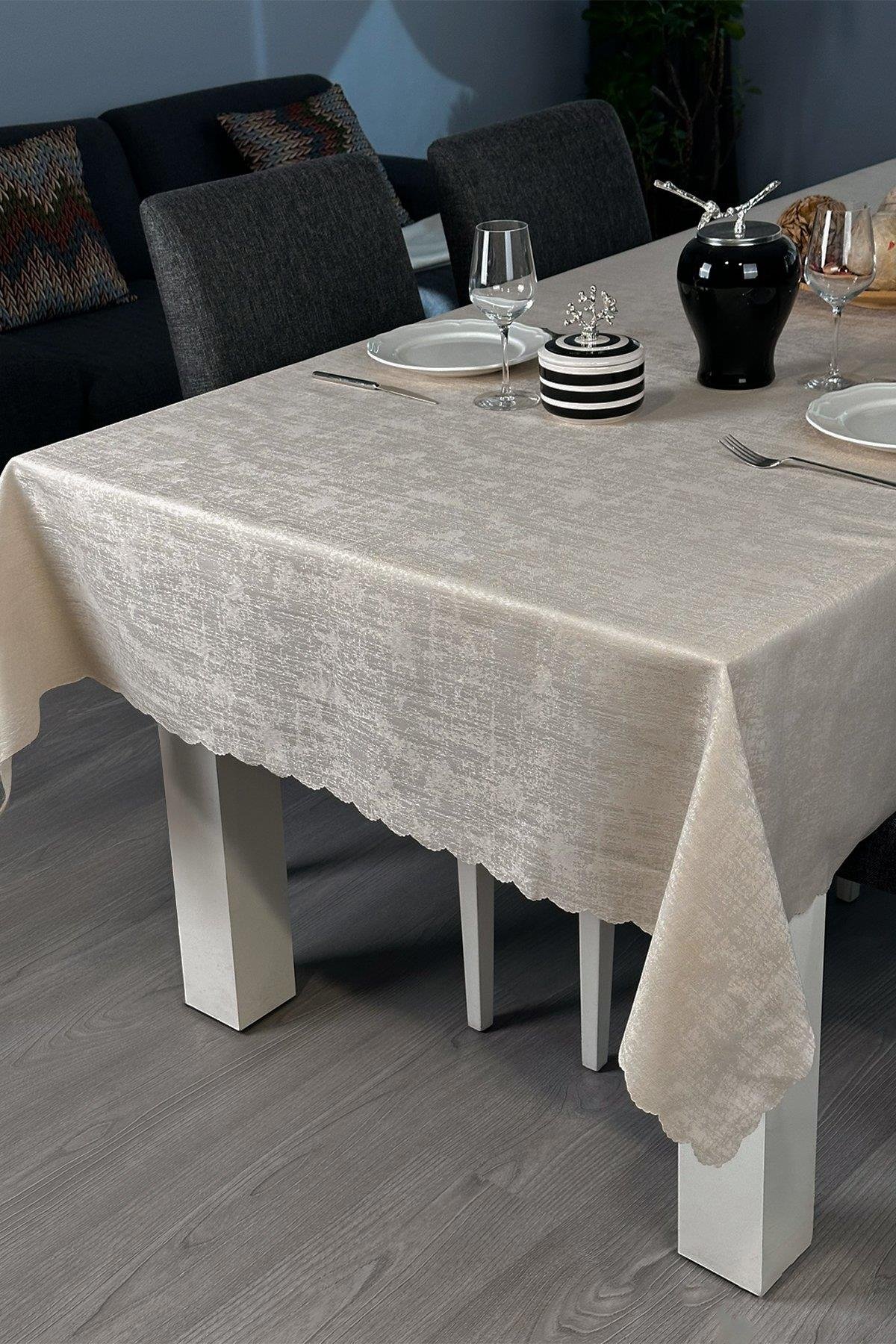Paries 150x220 cm Dertsiz Leke Tutmaz Şık Masa ÖrtüsüSamimi bir yemek, aile içinde hoş bir akşam masanıza uyacak masa örtüleri ve runner'lar