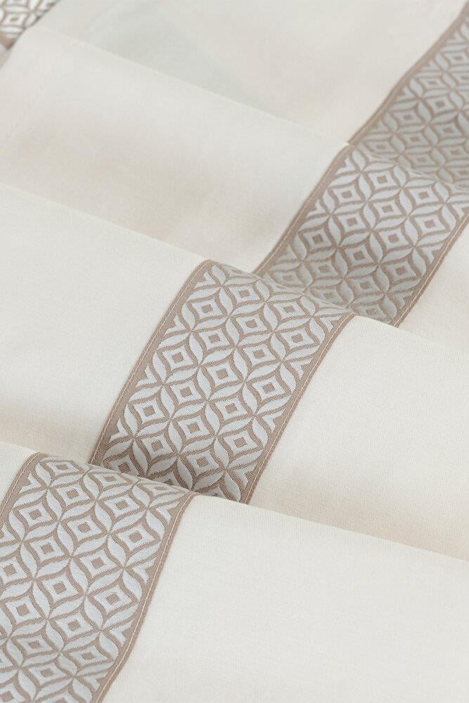 Alba Jakar Nokta Desen Leke Tutmaz Jakarlı 160x220 Cm Lüks 8 Kişilik Masa Örtüsü BeyazSamimi bir yemek, aile içinde hoş bir akşam masanıza uyacak masa örtüleri ve runner'lar
