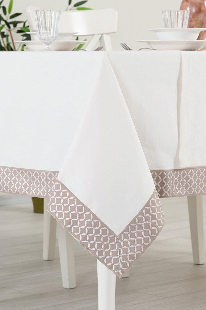 Alba Jakar Çember Desen Leke Tutmaz Jakarlı 160x220 Cm Lüks 8 Kişilik Masa Örtüsü BeyazSamimi bir yemek, aile içinde hoş bir akşam masanıza uyacak masa örtüleri ve runner'lar