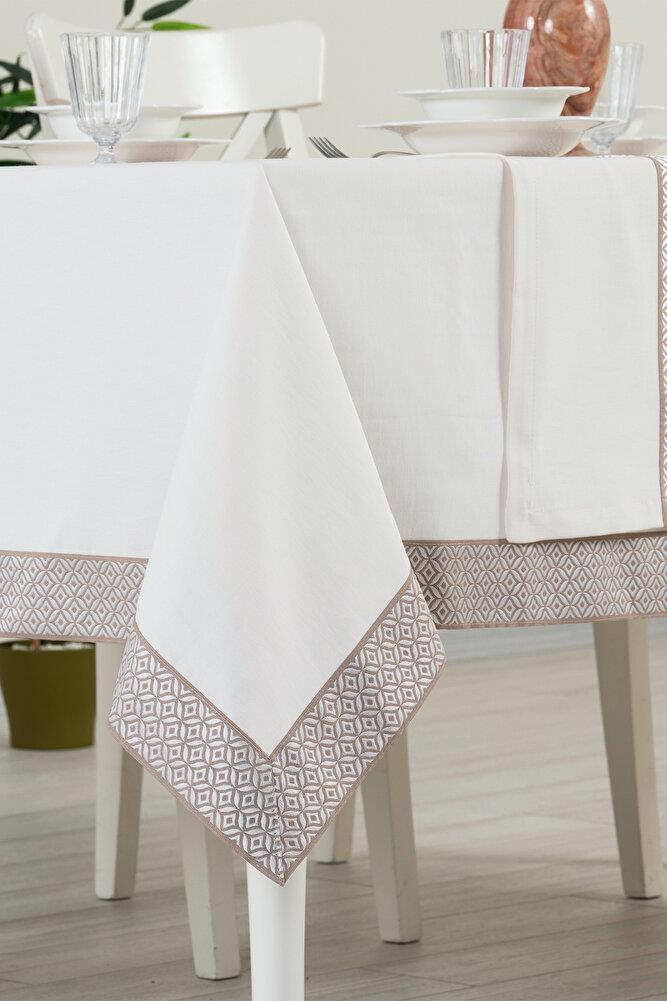 Alba Jakar Nokta Desen Leke Tutmaz Jakarlı 160x220 Cm Lüks 8 Kişilik Masa Örtüsü BeyazSamimi bir yemek, aile içinde hoş bir akşam masanıza uyacak masa örtüleri ve runner'lar