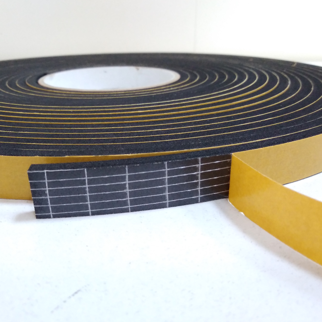 Kapı Pencere Bandı Yapışkan Sünger 5 Milim Kalınlık 15 Milim Genişlik 10 Metre Uzunluk / Epdm-5*15