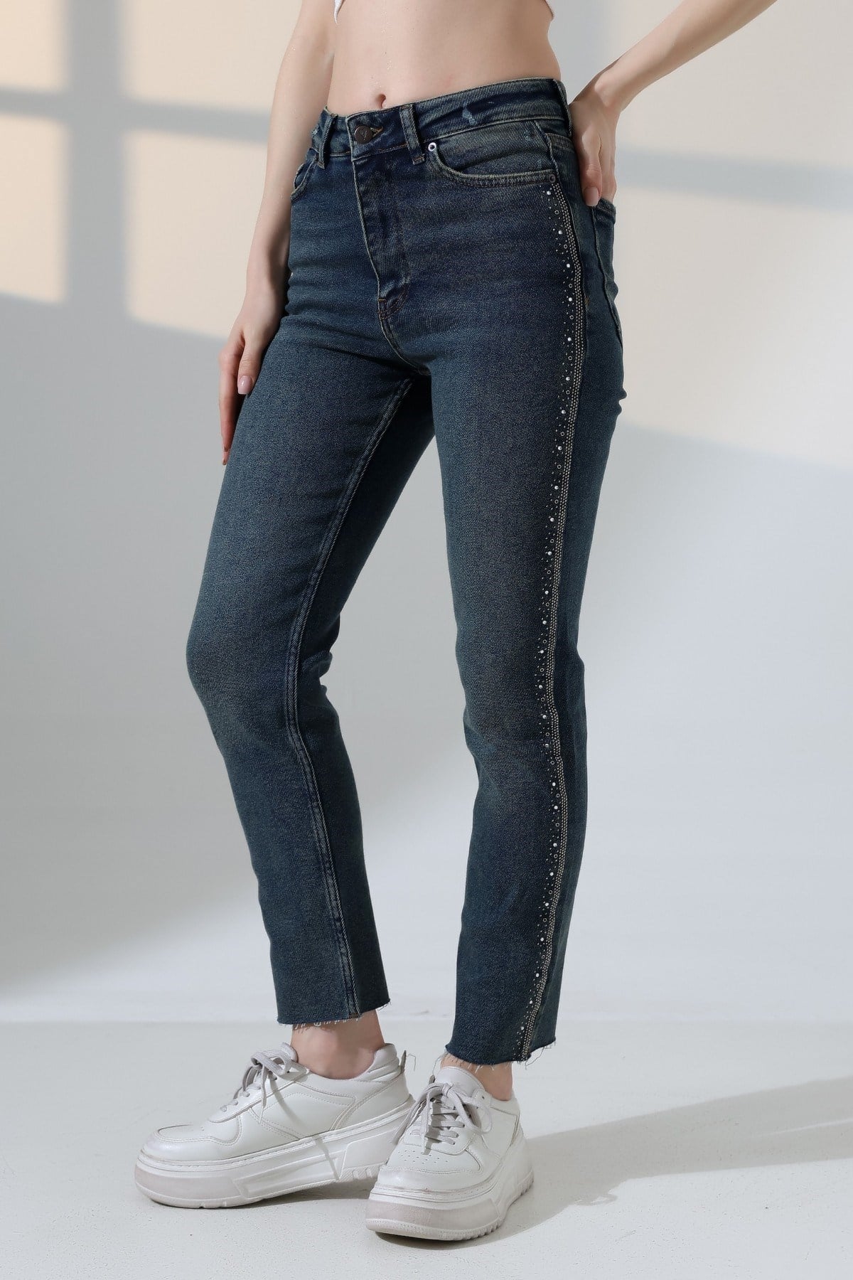 Şerit Taşlı Mom Fit Kot Pantolon 7110