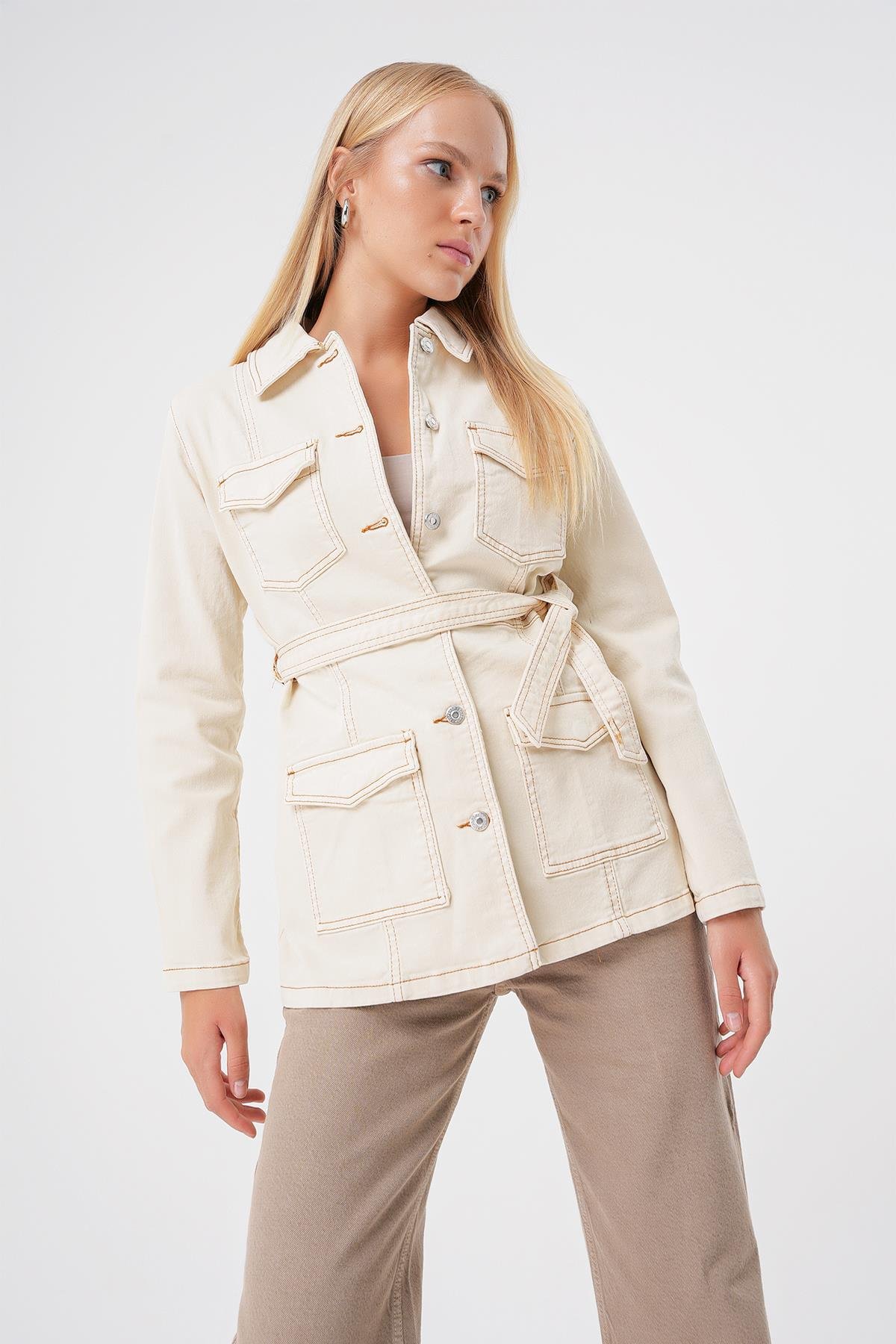 Ekru Kemerli Cep Detayli Standart Kalip Denim Ceket