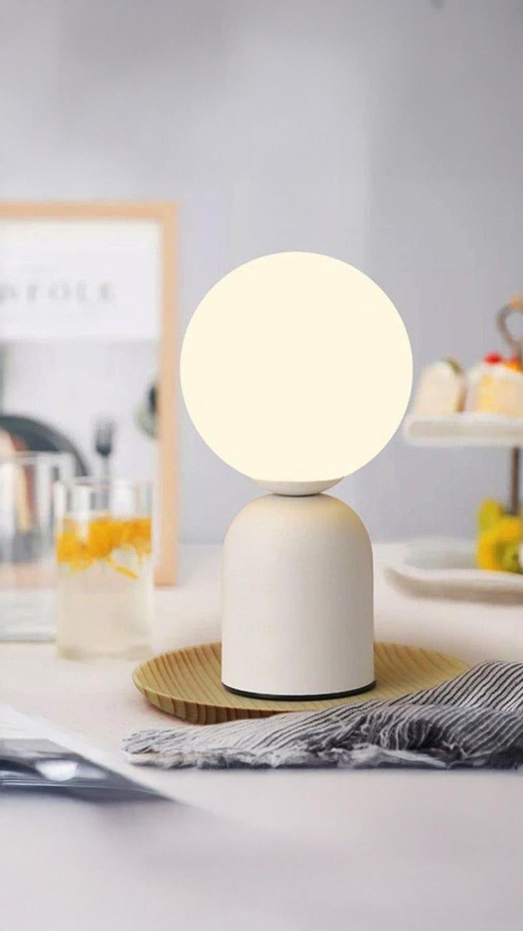 Modern Cherry Abajur Masa Lambası Beyaz Glop Camlı Şık Görsellik Katar