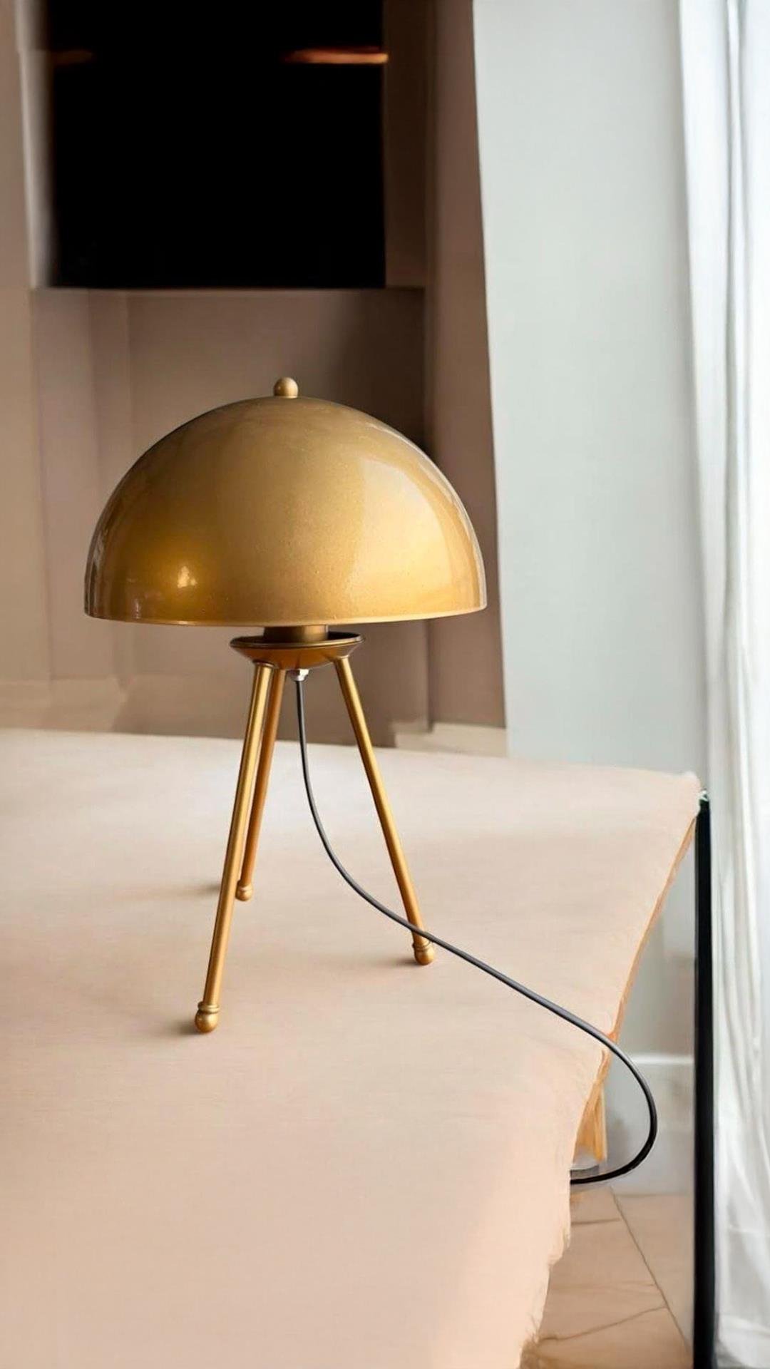 Modern Tasarım Mars Tripod Ayaklı Abajur Eskitme Gold Sarı Masa Lambası