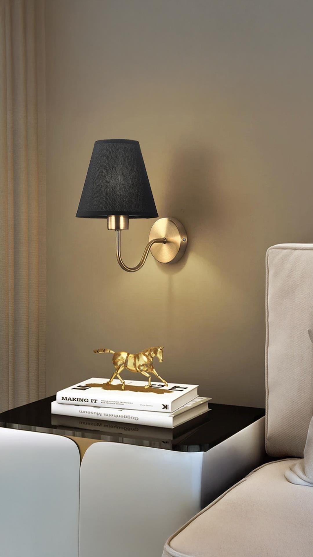 Modern Tasarım Pilli Aplik Gold Sarı Ledli Tak Çalıştır Siyah Şapkalı Led Aplik Harika Görsel