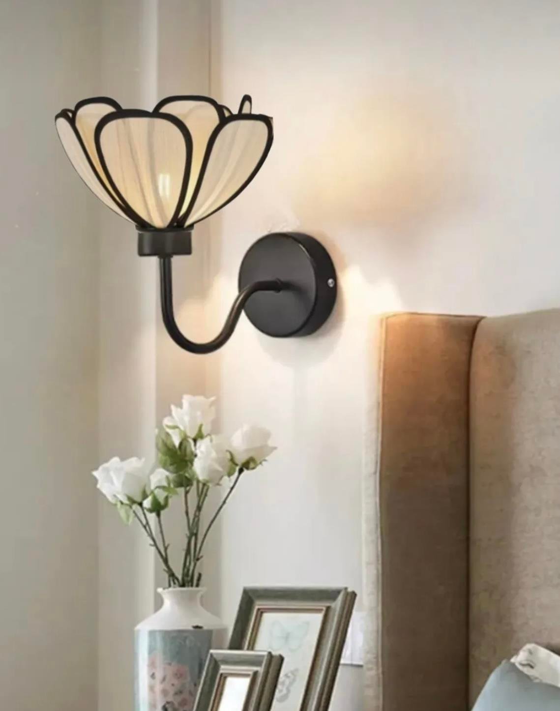 Modern Tasarım Rose Çiçek Duvar Apliği Kablolu Elektrikle Çalışır Siyah Gövde Ekru Kumaş