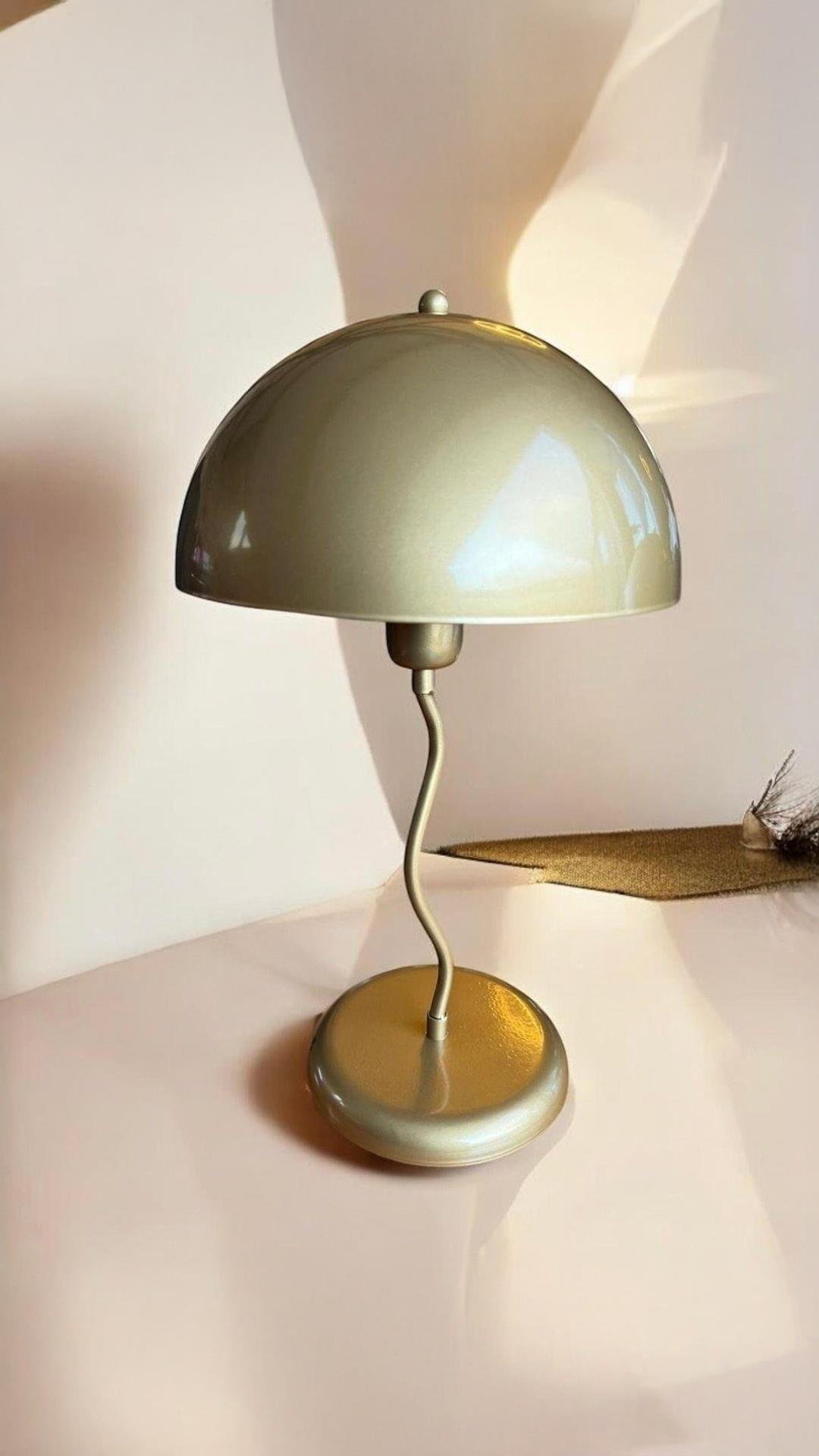 Modern Tasarım Zigzag Mars Ajabur Kablolu Tak Çalıştır Masa Lambası Eskitme Gold Sarı