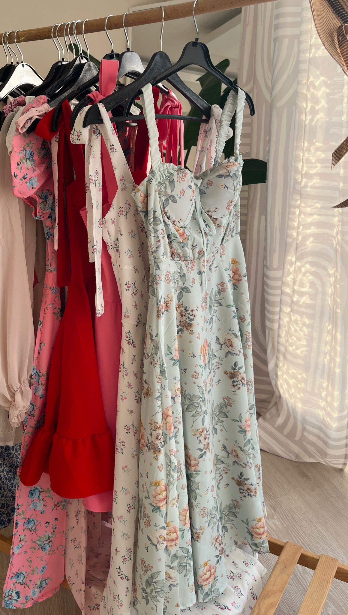 Audrey Çiçek Desen Yırtmaçlı Midi Elbise Mint