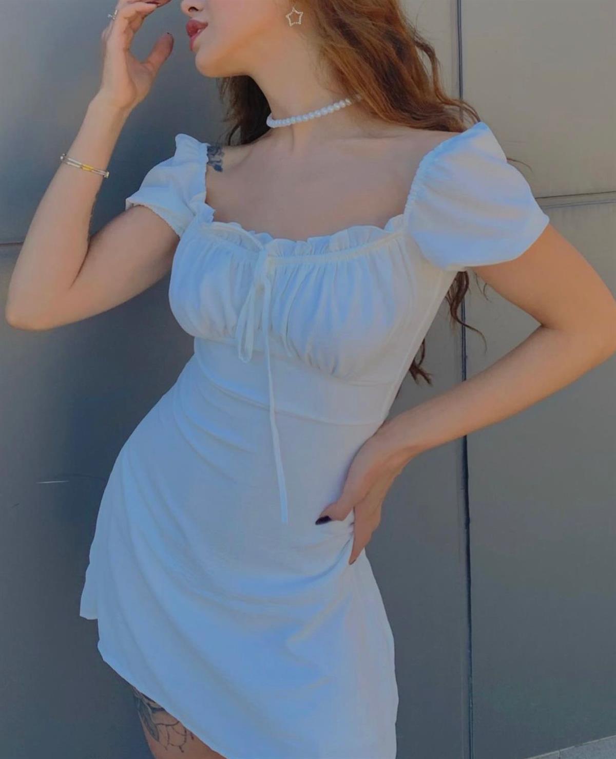 Beyaz Göğüs Büzgülü Elbise