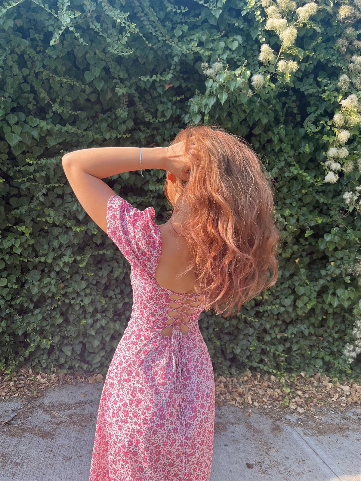 Charlotte Sırt Detay Yırtmaçlı Midi Pembe Elbise